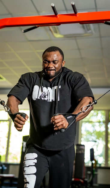 Bodybuilder fort faisant de l'exercice