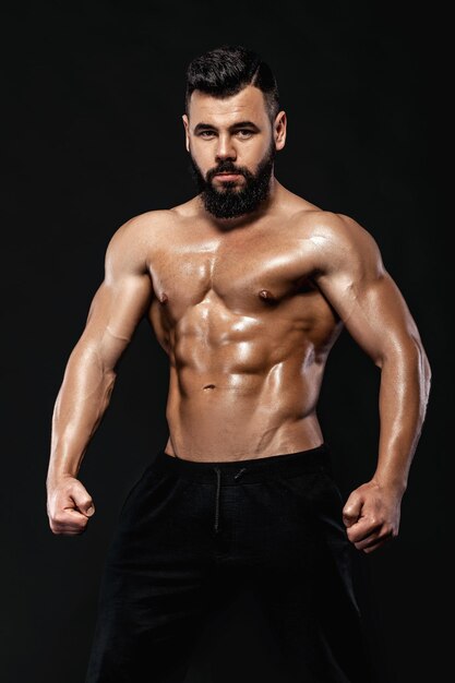 Bodybuilder fort posant en studio