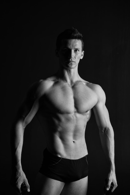 Bodybuilder homme avec un corps en forme Macho avec un torse et une poitrine sexy Sportif avec six packs et muscles abdominaux Activité d'entraînement et d'entraînement dans la salle de sport Concept de remise en forme sportive et de soins du corps