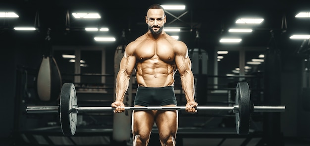 Bodybuilder homme fort pompage des muscles biceps