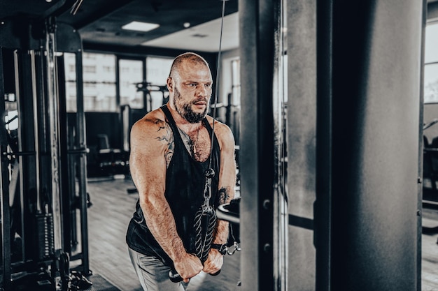 Bodybuilder masculin effectuant un exercice sur un simulateur de main