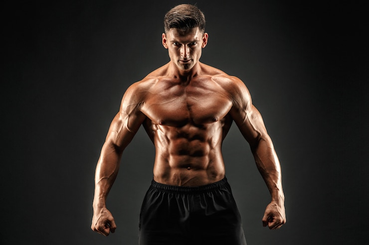 Photo bodybuilder montrant ses muscles