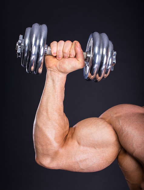 Bodybuilder musculaire, faire de l'exercice avec poids.