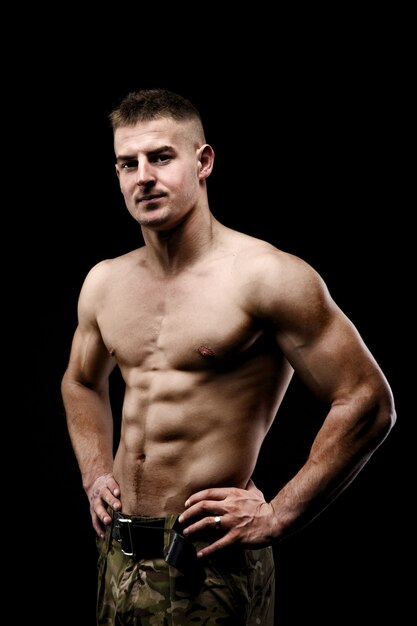 Bodybuilder posant. Beau mâle sportif puissance. Fitness musclé homme