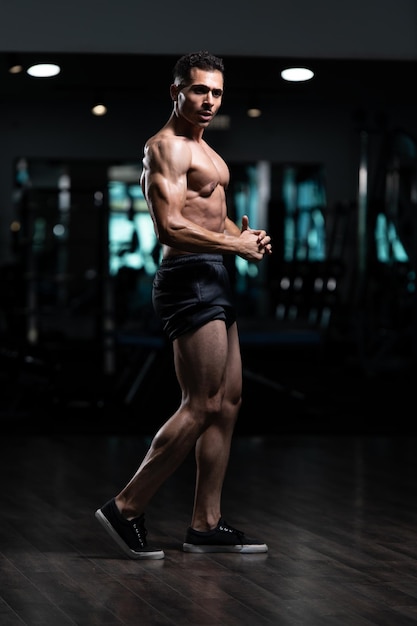 Bodybuilder avec un problème de gynécomastie Flexion des muscles