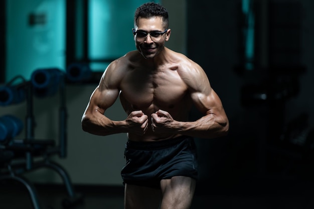 Bodybuilder avec un problème de gynécomastie Flexion des muscles