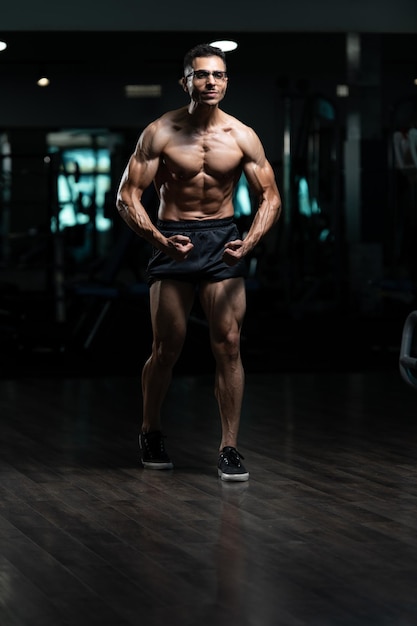 Bodybuilder avec des problèmes de poitrine Flexion des muscles