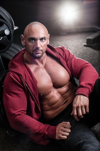 Photo bodybuilder repose après la formation