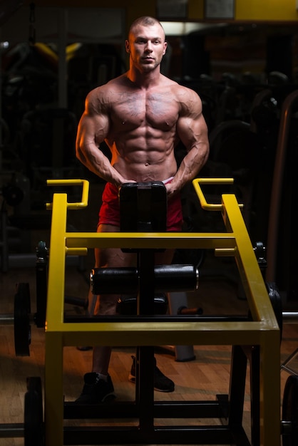 Bodybuilder sérieux debout dans la salle de gym