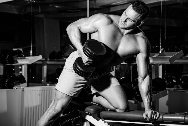 Bodybuilder de style de vie sportif dans la salle de gym avec des exercices d'haltères homme formation et séances d'entraînement biceps sportsm