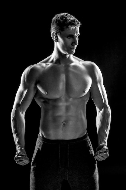 Bodybuilder torse nu sexy posant,