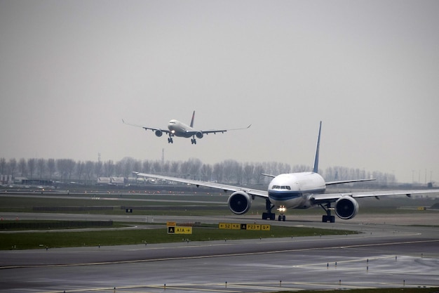 Boeing 747 sur le point d'atterrir à l'aéroport d'Amsterdam Schiphol