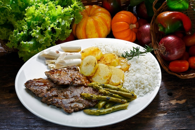 Boeuf asperges, pommes de terre et riz