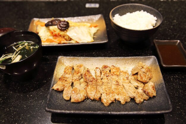 Photo boeuf aux légumes teppanyaki cuisine japonaise