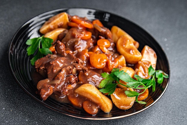 boeuf bourguignon plat de ragoût de boeuf vegetabl prêt à manger repas nourriture snack sur la table copie espace nourriture