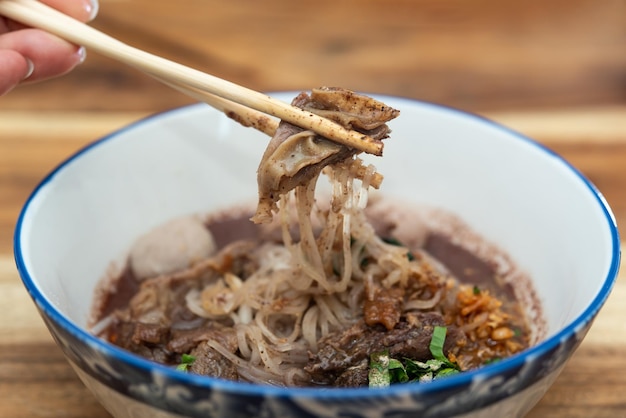 Bœuf braisé avec nouilles claires et ragoût de soupe