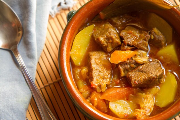 Boeuf braisé avec pommes de terre et carottes.