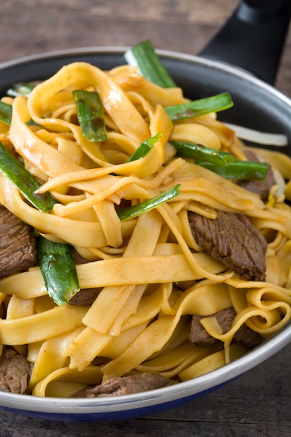 Boeuf chinois chow mein sur table en bois