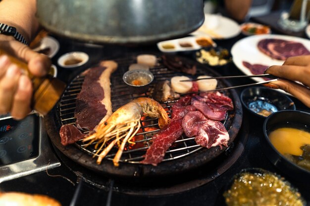 Boeuf et crevettes sur le grill au restaurant