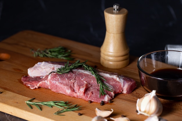 Photo boeuf cru frais coupé une planche à découper en bois pour préparer la nourriture