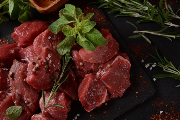 Photo boeuf cru en dés avec ingrédients, herbes et épices