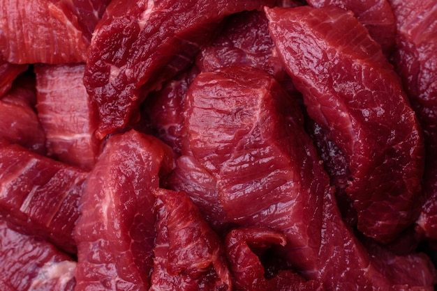 Boeuf cru juteux avec du sel d'épices et des herbes sur un fond de béton foncé