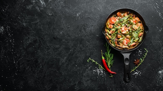 Boeuf cuit au four avec haricots tomates et légumes dans une poêle Vue de dessus Espace libre pour votre texte