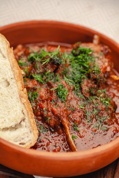 Photo boeuf cuit avec sauce tomate sur bois