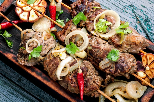 Bœuf grillé sur des brochettes de bambou