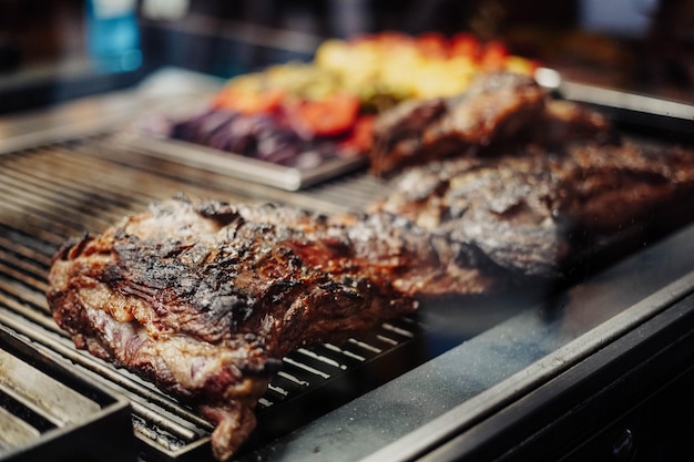 Bœuf grillé d'excellente qualité dans un restaurant chic.