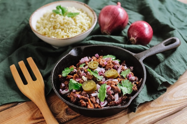 boeuf avec gruau (bulgur) pepperoni et oignon rouge