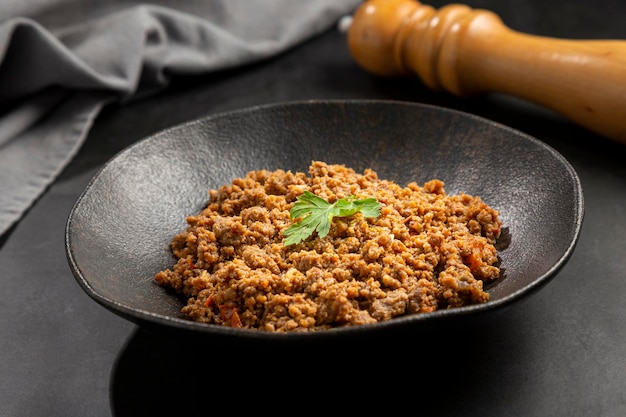 Boeuf haché dans une assiette noire sur la table