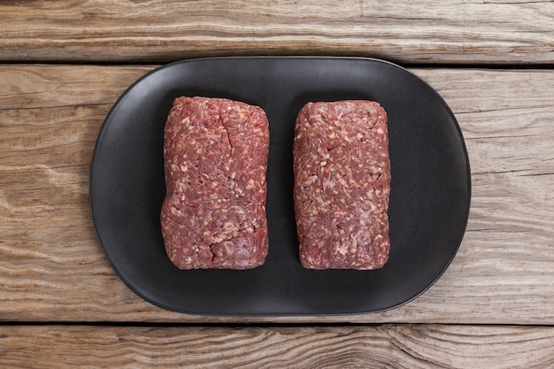 Bœuf haché dans un plateau en bois