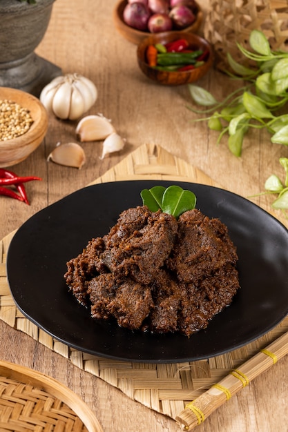 Photo le bœuf rendang est un plat minang originaire de la région de minangkabau dans l'ouest de sumatra en indonésie