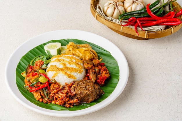 Le bœuf Rendang ou Nasi Rendang Sapi est un plat Minang originaire du Minangkabau West Sumatra