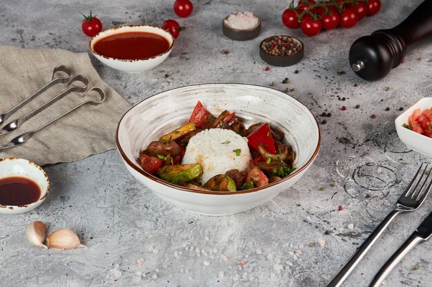 Boeuf avec riz et légumes grillés sur une assiette