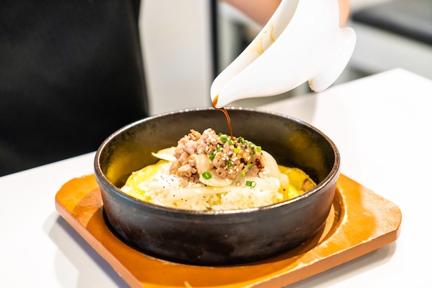 boeuf sauté sur riz avec oeuf