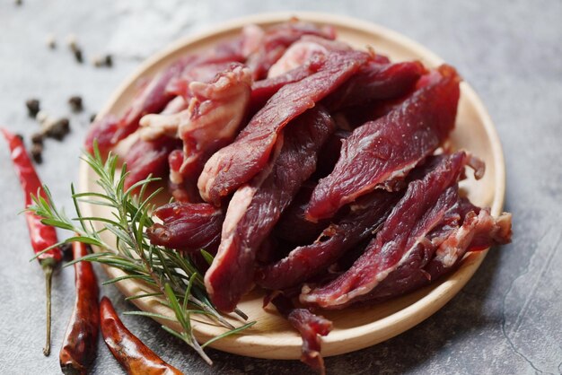 Boeuf séché aux herbes et épices boeuf séché sur plaque de bois viande séchée crue pour la cuisson de la viande de boeuf séchée en Thaïlande alimentaire