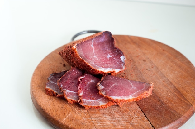 Boeuf séché. Tranches de boeuf séchées. La viande sur une planche de bois.