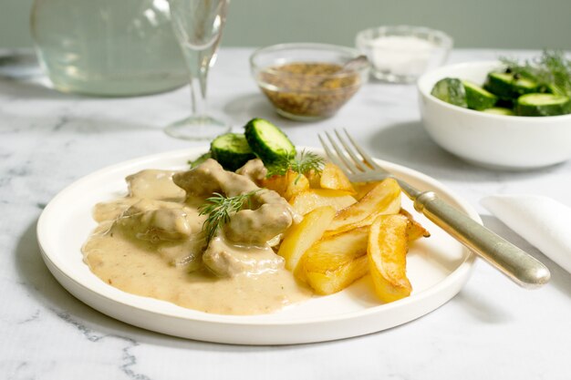 Boeuf Stroganoff plat traditionnel russe de boeuf en sauce