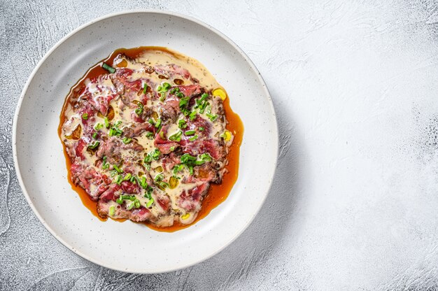 Boeuf Tataki aux oignons verts frais.