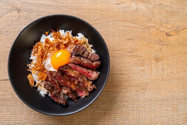 boeuf tranché sur un bol de riz avec oeuf