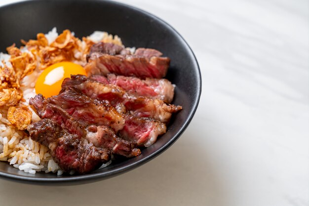 boeuf tranché sur un bol de riz avec oeuf