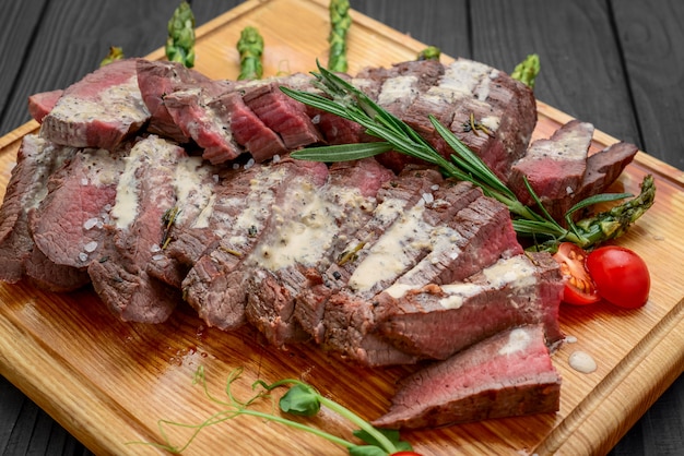 Boeuf tranché sur planche de bois