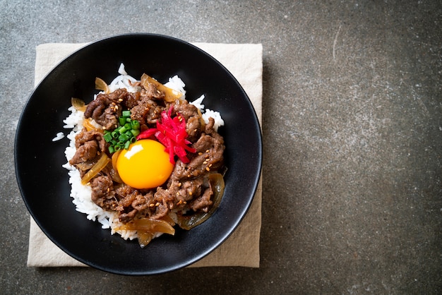 boeuf tranché sur riz garni (GYUU-DON)