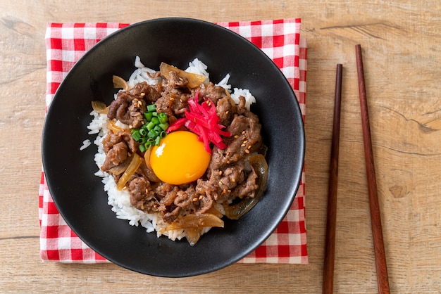 boeuf tranché sur riz garni (GYUU-DON)