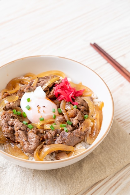 boeuf tranché sur riz garni (GYUU-DON)