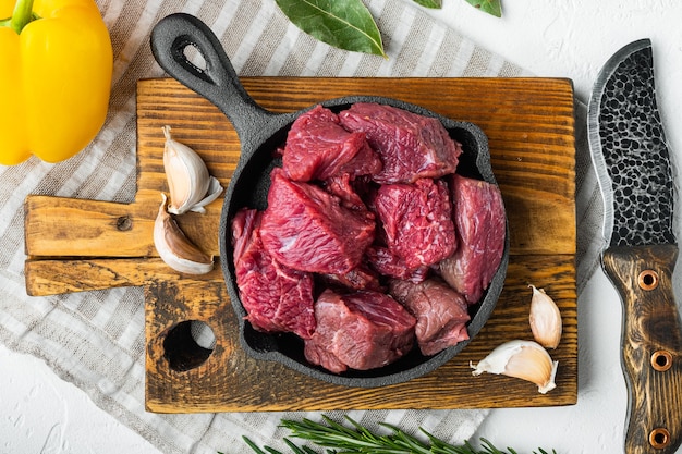 Bœuf de veau cru pour ragoût avec poivron doux dans une poêle en fonte