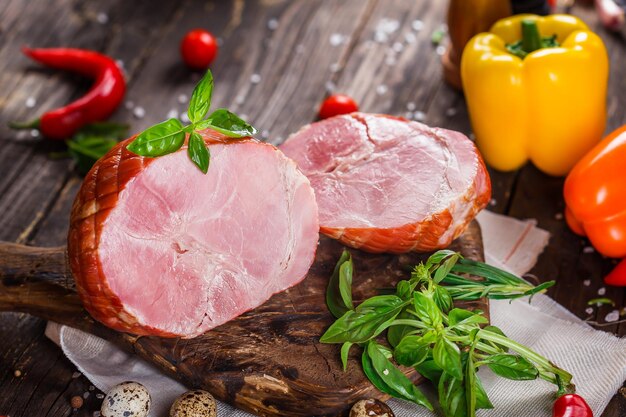 Bœuf à la viande fumée ou porc bouilli, entier et tranché avec table en bois de légumes