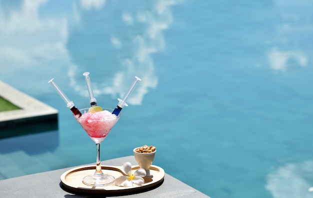 Boire un cocktail en vacances à la piscine